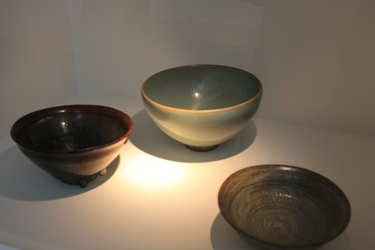 Dieselbe Grundform für eine Schale und eine Kanne, Keramik von Lore Kramer in der Ausstellung des museumangewandtekunst Frankfurt am Main, Foto von Kirsten Kötter