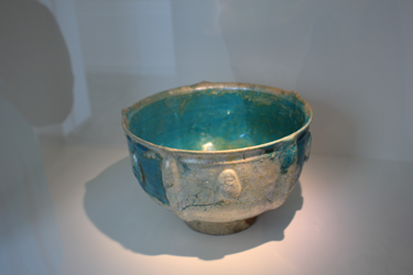 Dieselbe Grundform für eine Schale und eine Kanne, Keramik von Lore Kramer in der Ausstellung des museumangewandtekunst Frankfurt am Main, Foto von Kirsten Kötter